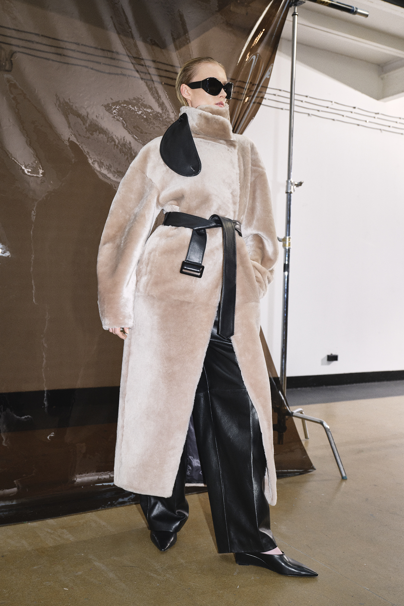 ARCTIC MUSE SHEARLING COAT 1_model_EPUZER